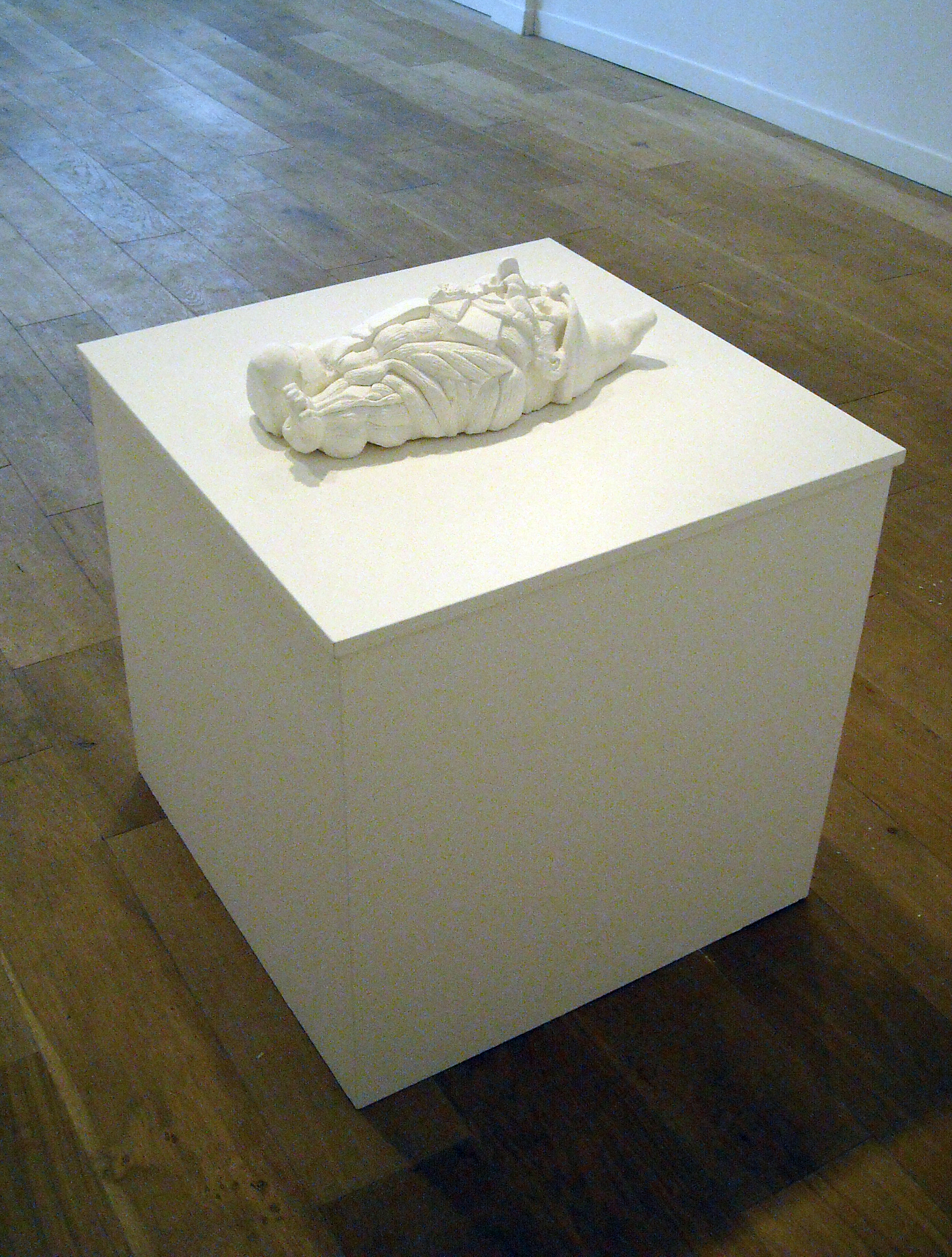 Mets un nain dans ton jardin, et tout ira bien, plâtre à modeler, 50 x 25 x 15 cm, 1995.